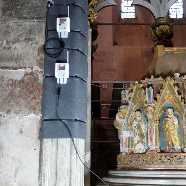 Dataloggers col·locats en una de les columnes del templet de la tomba de Pere el Gran (Autor: Marina Miquel)